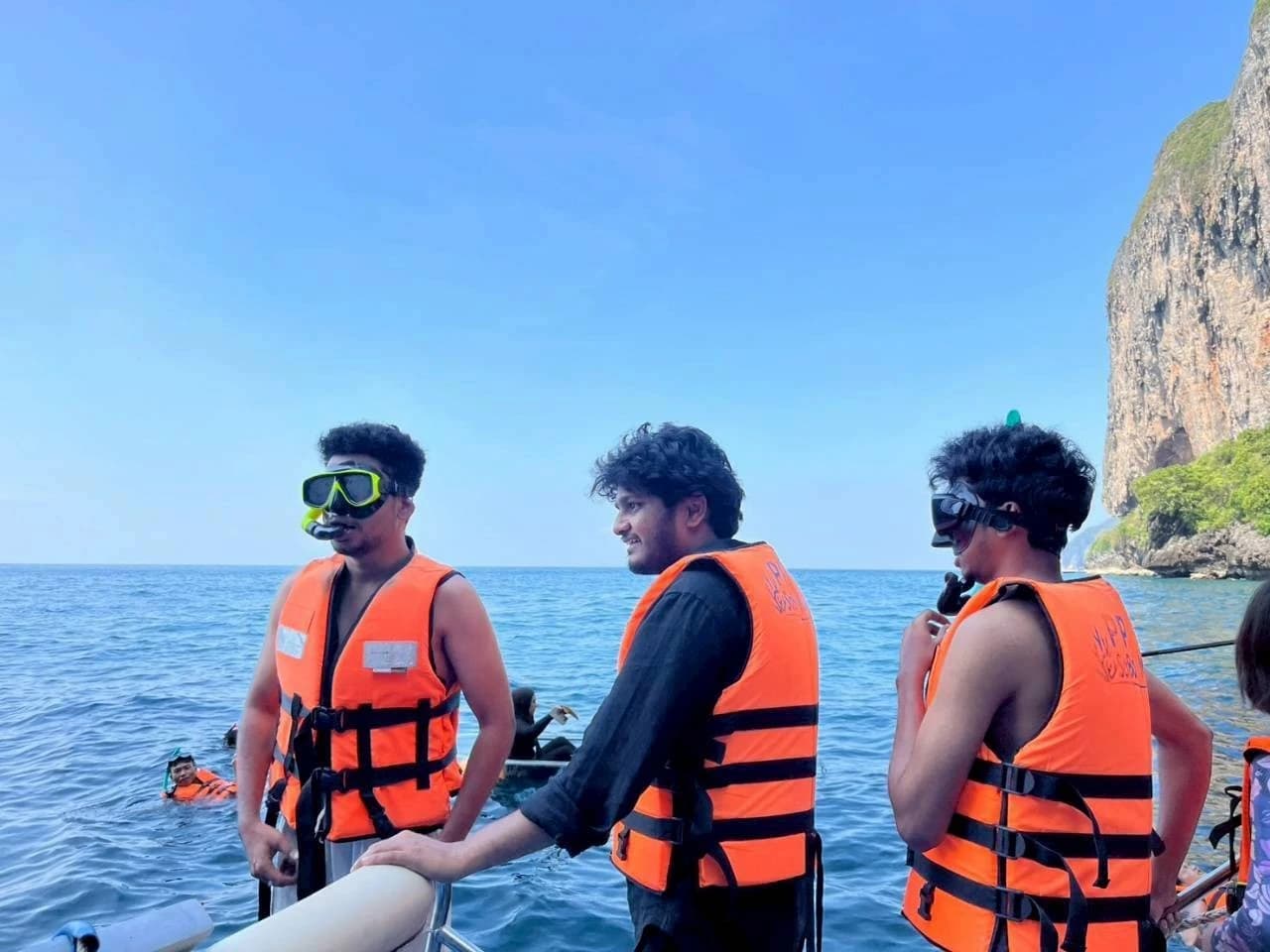 מטיילים עם חגורות הצלה ומסיכות שנורקל על סיפון הסירה